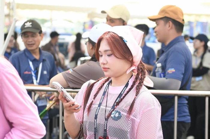 Hàng nghìn khán giả xếp hàng từ sớm vì muốn có vị trí đẹp để gặp thần tượng.