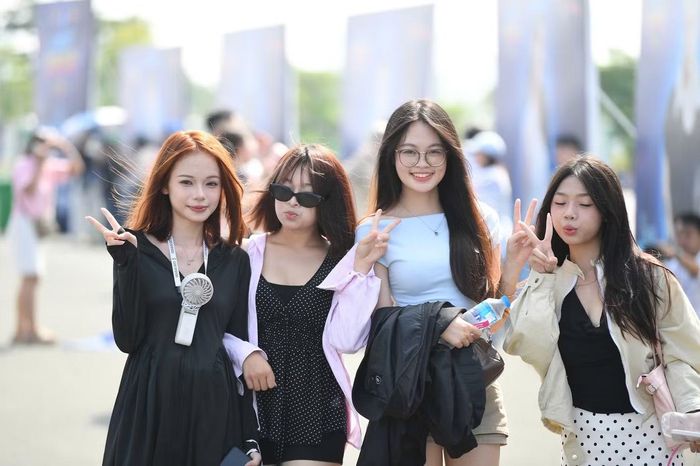 Nhóm bạn trẻ có ngoại hình nổi bật hào hứng tham gia concert Thanh xuân. Giữa thời tiết nắng nóng, các bạn trẻ đã chuẩn bị sẵn quạt, nước uống để "cháy" cùng thần tượng.