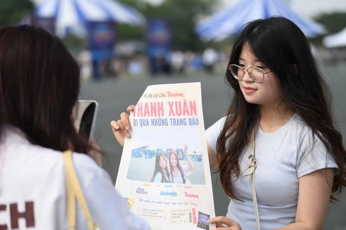 Khu vực photobooth hoạt động hết công suất, đón hàng trăm fan nữ check-in.