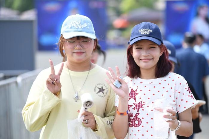 Mũ, quạt và nước uống là những món đồ không thể thiếu khi tham gia concert ngoài trời.