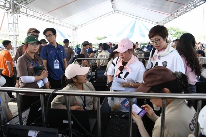 Nhân viên ở khu vực check-in hoạt động với sự tập trung cao độ. Ở buổi sơ duyệt, tổng duyệt, công tác check-in và hướng dẫn khán giả đã được ban tổ chức hướng dẫn chu đáo cho hàng trăm nhân viên. Hơn 100 máy tính cũng được huy động để kiểm tra vé định danh.
