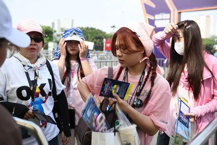 Với khu vực fanzone, vé chỉ được sử dụng một lần, khán giả không nên ra ngoài sau khi đã check-in. Khi cần ra ngoài fanzone, khán giả phải đi theo lối được hướng dẫn và xuất trình vòng đeo tay khi quay lại. Ban tổ chức không giải quyết các trường hợp tháo, mất hoặc hỏng vòng đeo tay.