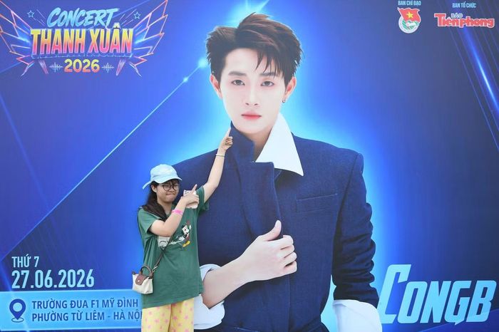 Fan nữ chụp hình cùng CongB.