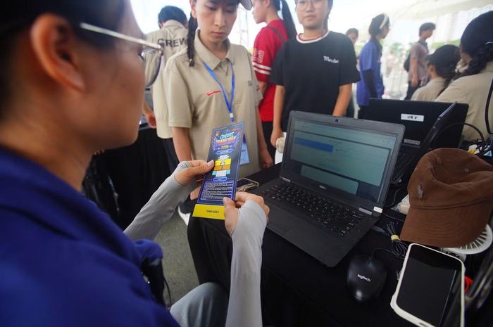 Các fan xếp hàng dài ở khu vực check-in.