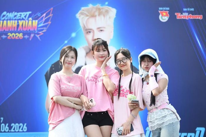 Chương trình đón khán giả từ 13h. Trong quãng thời gian chờ đợi tới giờ diễn, khán giả có thể trải nghiệm các gian hàng ẩm thực, chụp hình cùng photobooth của thần tượng.