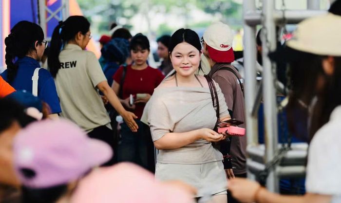 Dòng người đổ về khu vực check-in ngày càng đông. BTC đã phân luồng rõ ràng, từng người một bước vào khu vực check-in, không có hiện tượng chen lấn.