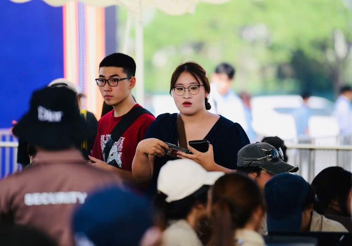 Trước đó, BTC phát hành hơn 20.000 vé miễn phí cho concert Thanh xuân. Vé có mã QR điện tử hiển thị trên hệ thống, bắt buộc phải trùng khớp thông tin và khán giả phải mang theo CCCD bản gốc (hoặc VNeID) để nhân viên an ninh đối chiếu khi check-in.
