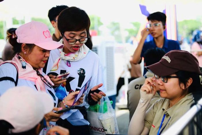 Từng khán giả sở hữu tấm vé hợp lệ sẽ được đeo vòng tay phân loại khu vực bên dưới sân khấu.