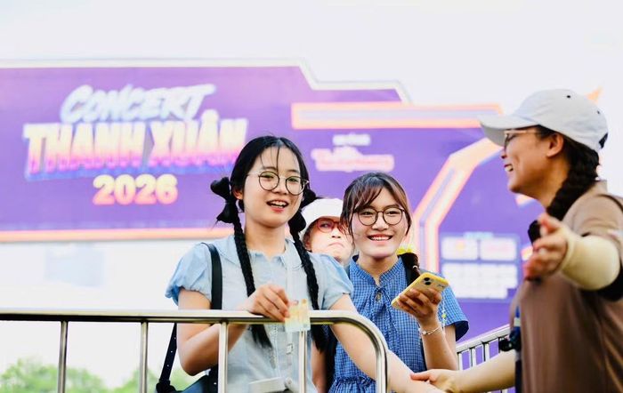 Một khán giả cầm sẵn trên tay CCCD. Người còn lại đã mở sẵn điện thoại đăng nhập ứng dụng VNeID. Quá trình soát vé được triển khai rất nhanh với các khán giả có sự chuẩn bị sẵn.