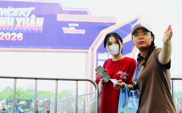 Lúc này chỉ mới 14h, trước 6 tiếng diễn ra chương trình. Đông đảo khán giả vẫn "đội nắng" check-in sớm để chủ động chọn cho mình một vị trí đẹp, thuận tiện theo dõi concert Thanh xuân.