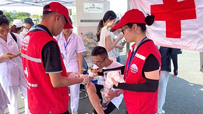 Một khán giả nam được băng bó vết thương ở chân.