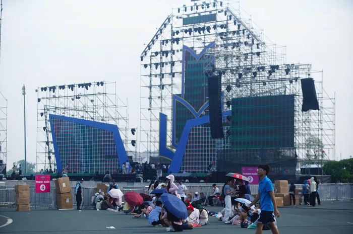 Rất đông người hâm mộ đổ về concert dù còn ba tiếng nữa chương trình mới chính thức diễn ra.