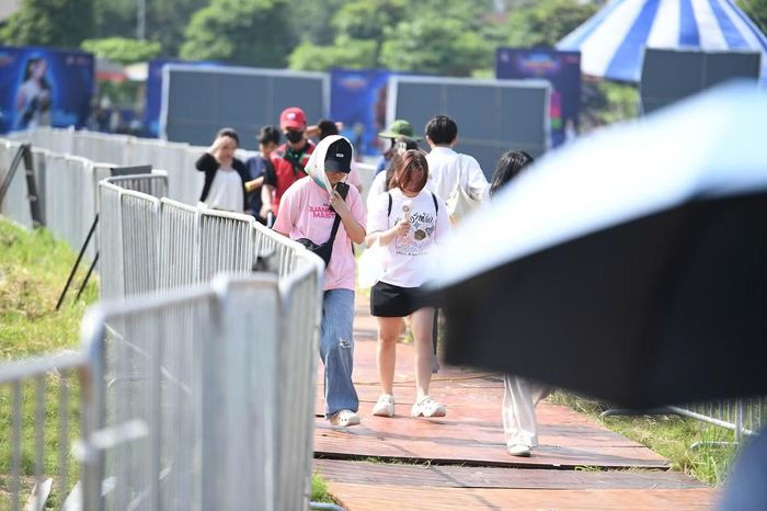 Các nhóm fan liên tục đổ về fanzone.