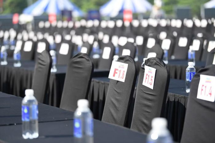 Cận cảnh khu vực ghế ngồi VIP trước giờ G. Toàn bộ ghế được bọc lại, nước uống được chuẩn bị sẵn.