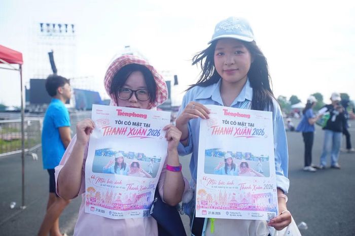 Fan nữ khoe hình chụp từ photobooth do ban tổ chức chuẩn bị sẵn.