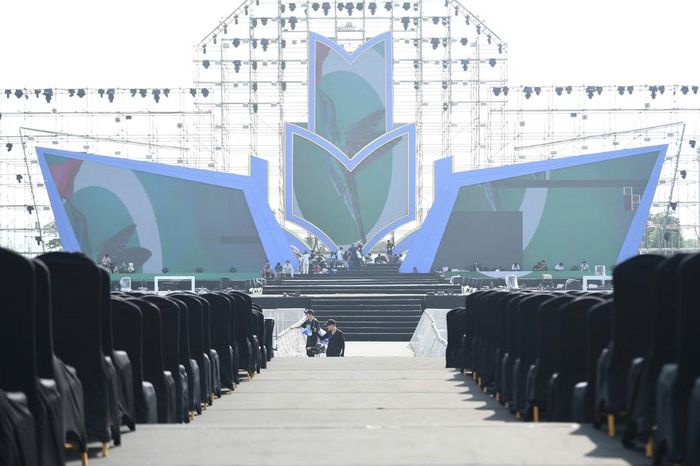 Sân khấu concert Thanh xuân với thiết kế đôi cánh chim Lạc.