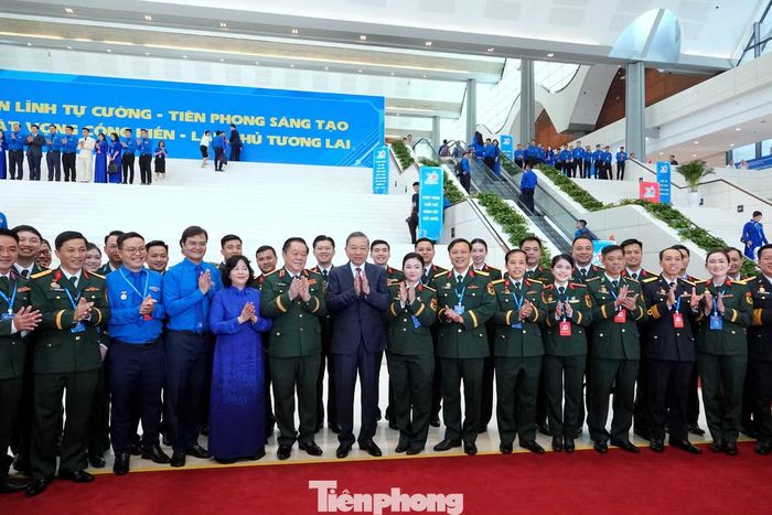 Tổng Bí thư, Chủ tịch nước Tô Lâm cùng các đại biểu lãnh đạo và đoàn đại biểu thanh niên Quân đội tham dự Đại hội. Ảnh: Nguyễn Minh