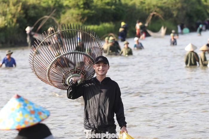  Theo người dân địa phương, lễ hội đánh cá Đồng Hoa không chỉ là dịp để khai thác nguồn thủy sản sau thời gian bảo vệ mà còn gửi gắm ước vọng về một năm mưa thuận gió hòa, mùa màng bội thu, cuộc sống ấm no. Qua nhiều thế hệ, người dân vẫn duy trì việc tham gia lễ hội như một cách gìn giữ nét đẹp văn hóa truyền thống, gắn kết cộng đồng và giáo dục con cháu về những giá trị của quê hương. 