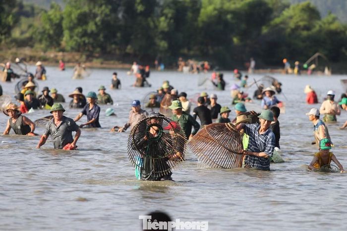 Theo lãnh đạo địa phương, lễ hội đánh cá Đồng Hoa, còn gọi là lễ hội đánh cá Vực Rào hay lễ xả Vực, được hình thành từ đầu thế kỷ XVIII dưới thời Hậu Lê. Lễ hội thu hút hơn 1.000 người tham gia, họ lội dọc theo mặt đầm để tìm cá. Trên bờ, đông đảo người dân và du khách đứng theo dõi, cổ vũ.