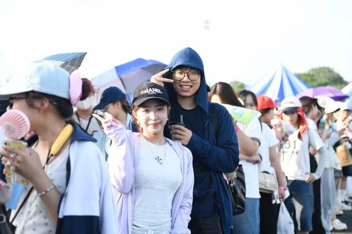 Người hâm mộ xếp hàng trước fanzone.