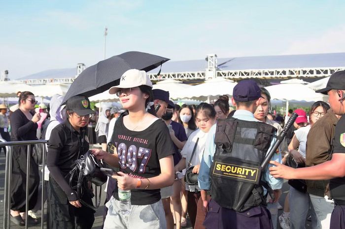 Việc tăng cường nhân sự nhằm rút ngắn thời gian kiểm tra, hạn chế tình trạng ùn tắc khi hàng chục nghìn khán giả cùng đến concert trong khung giờ cao điểm.