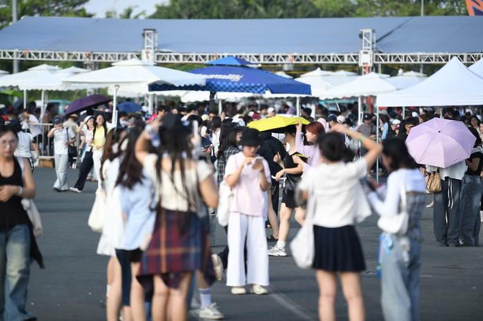 Từ 17h30 đến 19h, khu vực fanzone bắt đầu kiểm soát vòng đeo tay trước khi đón khán giả vào sân khấu.