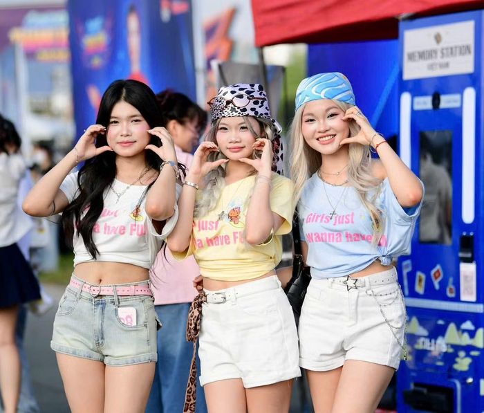Dàn nữ sinh có nhan sắc ấn tượng check-in concert.