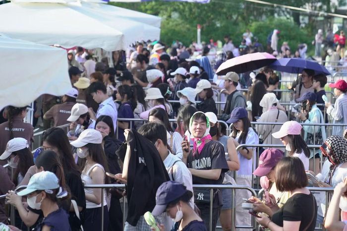Biển người đổ về cho thấy sức nóng của concert Thanh xuân.