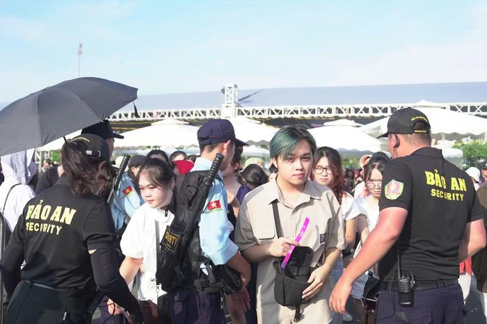 Riêng khu vực check-in được bố trí 120 nhân sự quét vé, chia thành 10 làn kiểm soát cùng một làn riêng để xử lý các trường hợp phát sinh như sai thông tin, lỗi mã QR hoặc các tình huống cần hỗ trợ.