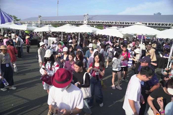 Dòng người hướng về concert Thanh xuân, chờ tới giờ được vào các fanzone.