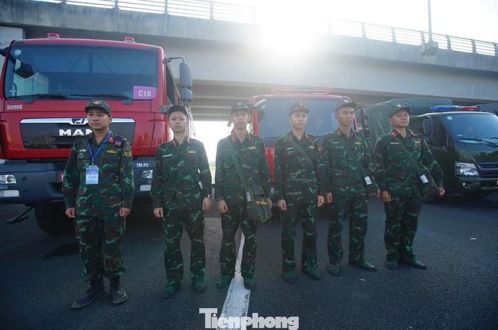 Các chiến sĩ thuộc Bộ Tư lệnh Thủ đô Hà Nội luôn trong trạng thái sẵn sàng, đảm bảo màn bắn pháo hoa diễn ra thuận lợi và an toàn nhất.