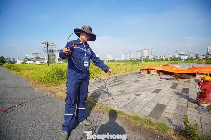 Đội ngũ kỹ thuật làm việc xuyên trưa.