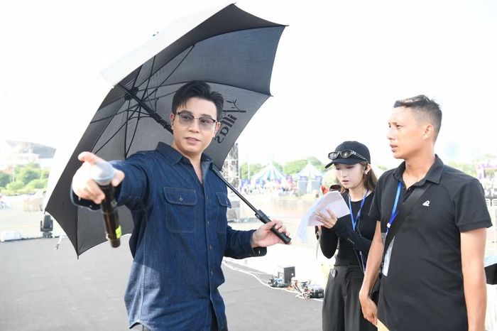 Đông Hùng trao đổi cùng biên đạo để có màn trình diễn trọn vẹn.