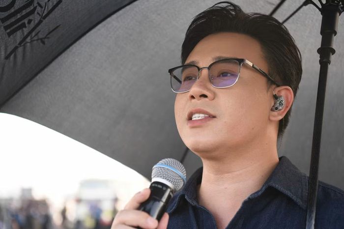 Đông Hùng cũng là nghệ sĩ tham gia Anh trai vượt ngàn chông gai 2026, hứa hẹn tiếp tục gây sốt mạng xã hội.