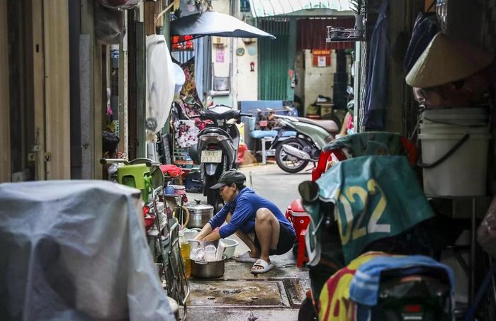 Nhà nhỏ, chật chội nên sinh hoạt của người dân thường diễn ra ngay ngoài đường.