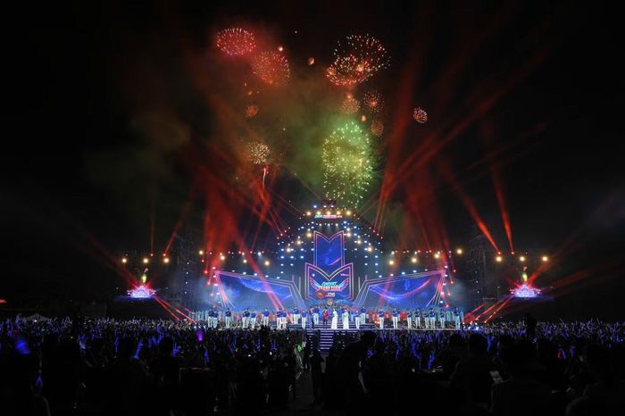 Concert Thanh xuân chiêu đãi khán giả loạt tiết mục hoành tráng của Hòa Minzy, Lâm Phúc, hai giọng ca nội lực Đông Hùng và Võ Hạ Trâm. Không khí liên tục được làm nóng với pháo hoa rợp trời.