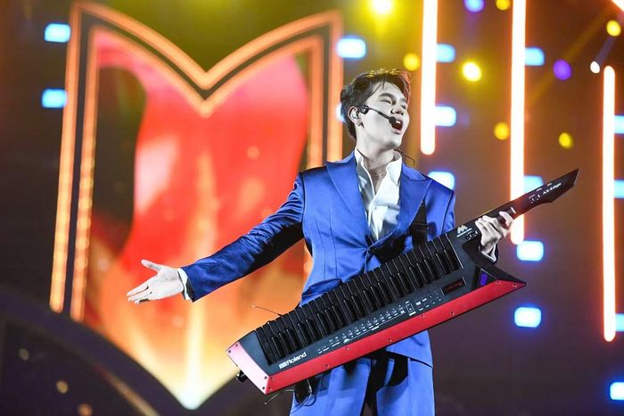 Những tiết mục của ca sĩ Lâm Phúc quy tụ hàng trăm nam vũ công, với hiệu ứng âm thanh, ánh sáng được dàn dựng công phu.