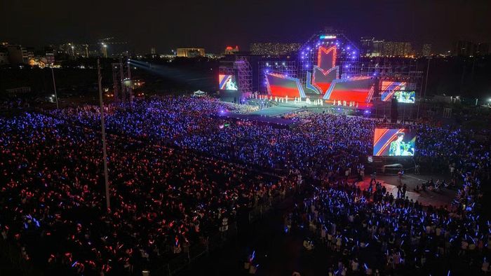 Concert Thanh xuân liên tục tăng sức nóng. Âm thanh, ánh sáng, màn trình diễn lôi cuốn của nghệ sĩ chinh phục 20.000 khán giả.