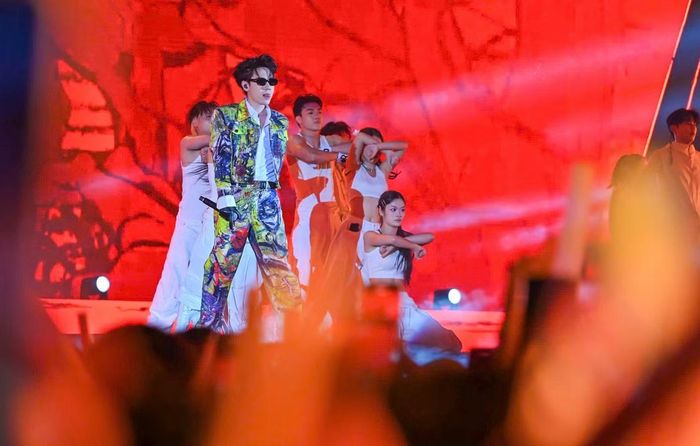 Khán giả phát cuồng khi nam thần tượng xuất hiện trên sân khấu, trình diễn kỹ năng rap, vũ đạo trong đoạn intro dài 5 phút.