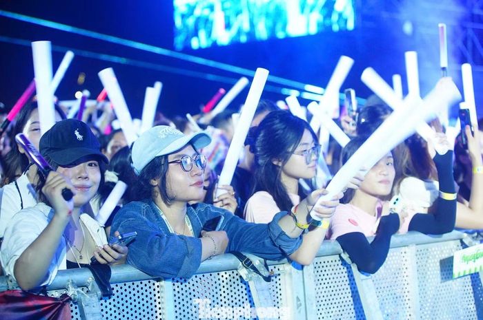 Khán giả ai cũng háo hức chờ đợi thưởng thức các tiết mục nghệ thuật ấn tượng nhất.