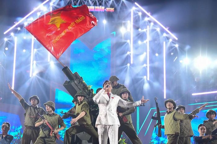 Pháo được kéo lên trong hoạt cảnh quy tụ hàng trăm người.
