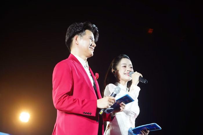 MC Phí Linh, Vũ Mạnh Cường dẫn dắt 20.000 khán giả ở concert Thanh xuân.