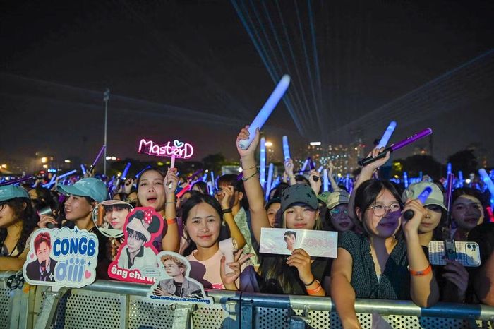 Khán giả cuồng nhiệt khi concert chính thức bắt đầu.