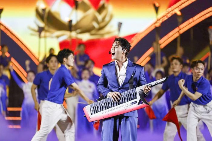 Phần trình diễn của ca sĩ Lâm Phúc là một trong những điểm nhấn cảm xúc của concert Thanh xuân, tiếp thêm nguồn năng lượng tích cực và khơi dậy niềm tự hào về tuổi trẻ Việt Nam trong lòng khán giả.