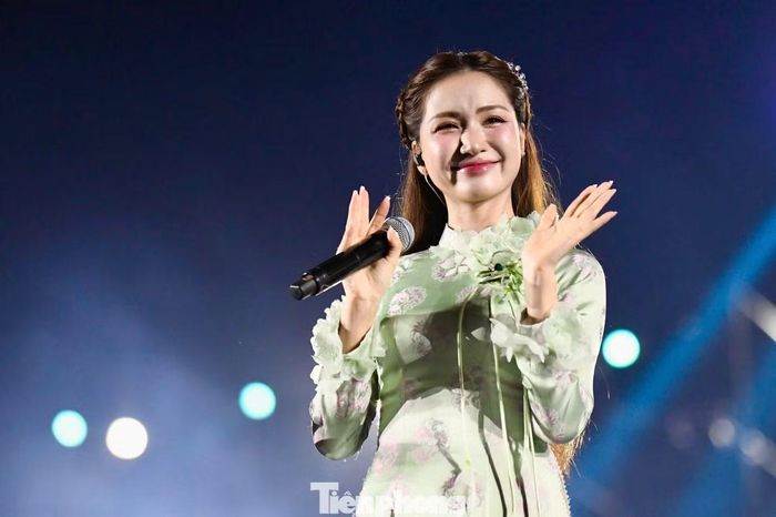Kết thúc tiết mục mở màn concert Thanh xuân, Hòa Minzy tranh thủ tương tác từ xa với người hâm mộ.