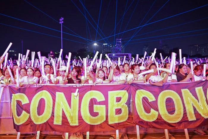 Trước giờ G, khi khán giả đã ổn định vị trí, DJ Hoaprox đem đến loạt giai điệu sôi động, thổi bùng sức nóng.