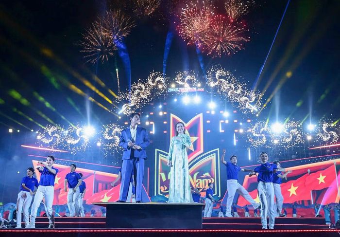 Không dừng ở một đêm nhạc giải trí, concert Thanh xuân hướng tới tôn vinh sức trẻ Việt Nam qua tinh thần tiên phong, khát vọng cống hiến và ý thức trách nhiệm với cộng đồng, Tổ quốc.