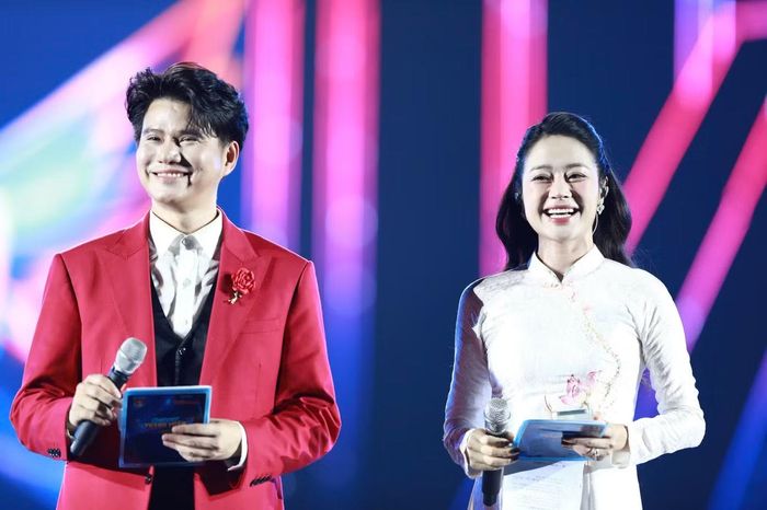 Sự kết hợp của họ được xem là điểm nhấn đặc biệt. Một bên đại diện cho phong cách dẫn dắt giàu năng lượng trẻ trung, linh hoạt, hiện đại, một bên lại mang đến chiều sâu, sự trang trọng và kinh nghiệm sân khấu quy mô quốc gia.