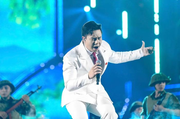 Anh thổi bùng không khí với giọng ca vang, hào sảng.