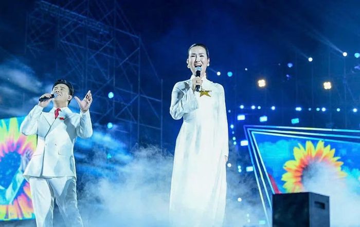 Hai giọng ca nội lực khiến khán giả nức lòng với những ca khúc cách mạng.
